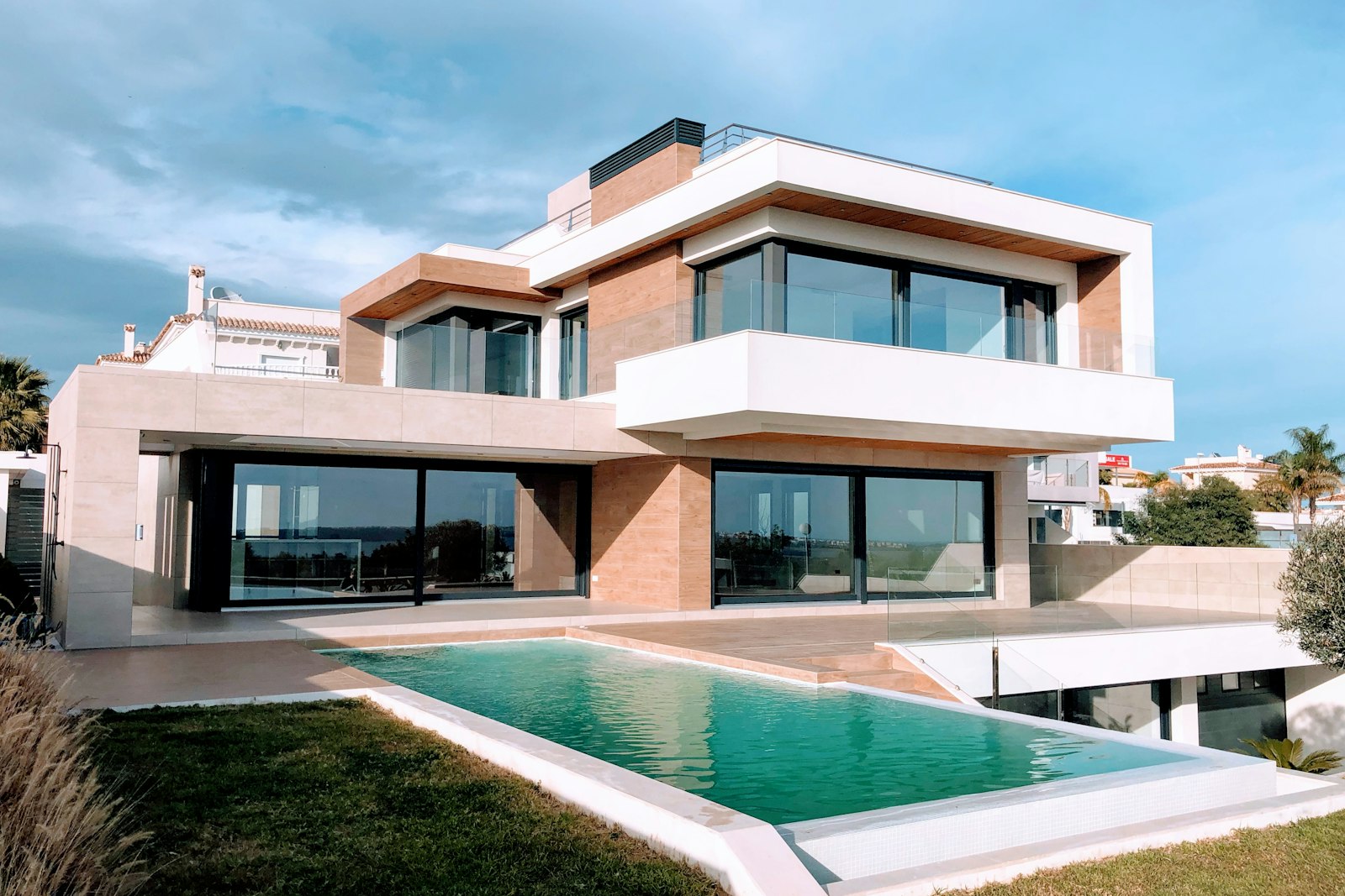 Bostanlı'da deniz manzaralı 3+1 daire