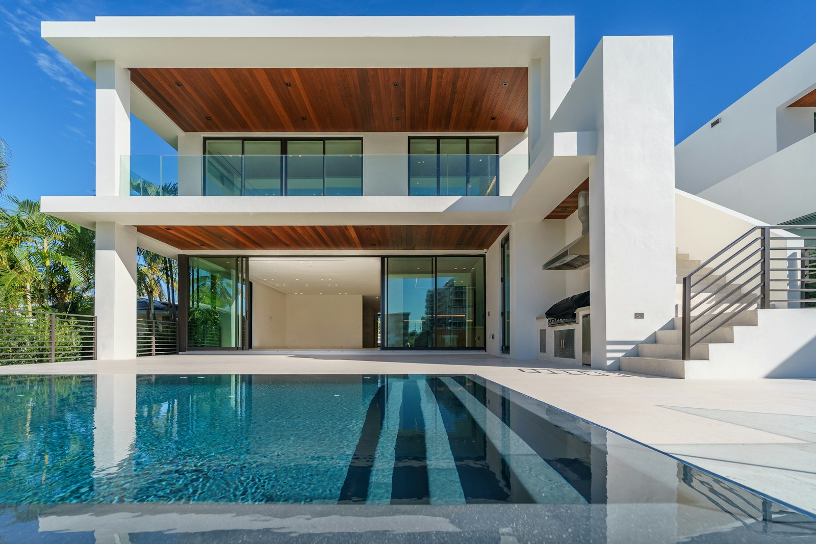 Urla'da havuzlu taş villa